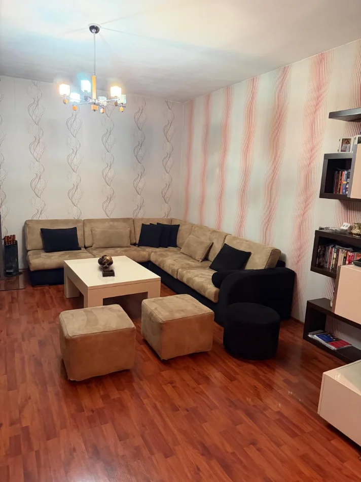 Tirane, jepet me qera Vile 3+1+Ballkon Kati 2, 120 m², Mobiluar, Çmimi 70.000 Lekë të Reja, Pranë Rrugës Dibrës, Tiranë.