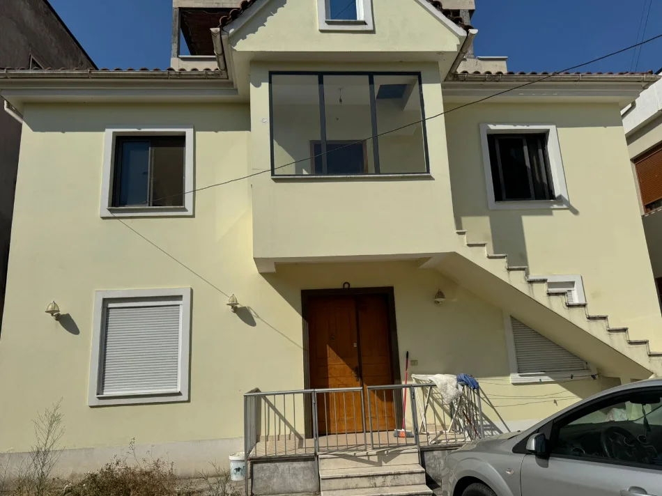 Tirane, jepet me qera Vile 3+1+Ballkon Kati 2, 127 m² 420 € (ne rrugen Jashar Erebara Tirane)