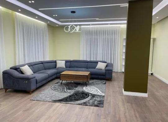 Tirane, jepet me qera Vile 3+1+Ballkon Kati 2, 170 m² 800 € (Porcelan/Rr.Kokonozeve)