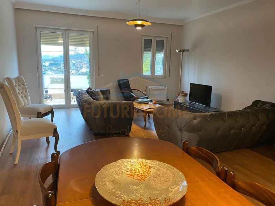 Tirane, jepet me qera Vile 3 Katshe Kati 0, 200 m² 1.200 € (teg)