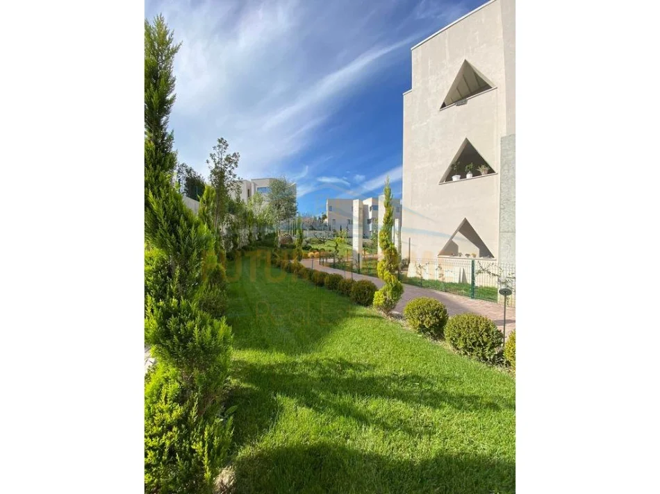 Tirane, jepet me qera Vile 3 Katshe Kati 1, 372 m² 250,000 Lekë (Kompleksi Green Valley, Liqeni i Thate)