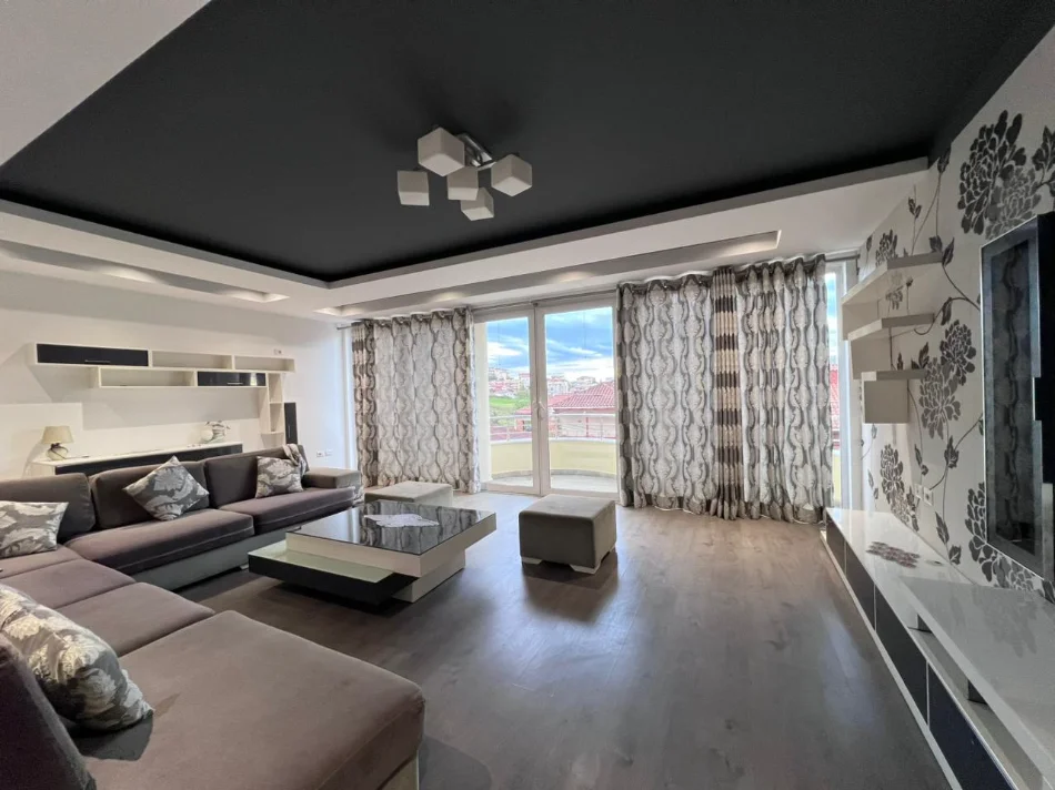 Tirane, jepet me qera Vile 3 Katshe Kati 4, 880 m² 1.500 € (PORCELAN)
