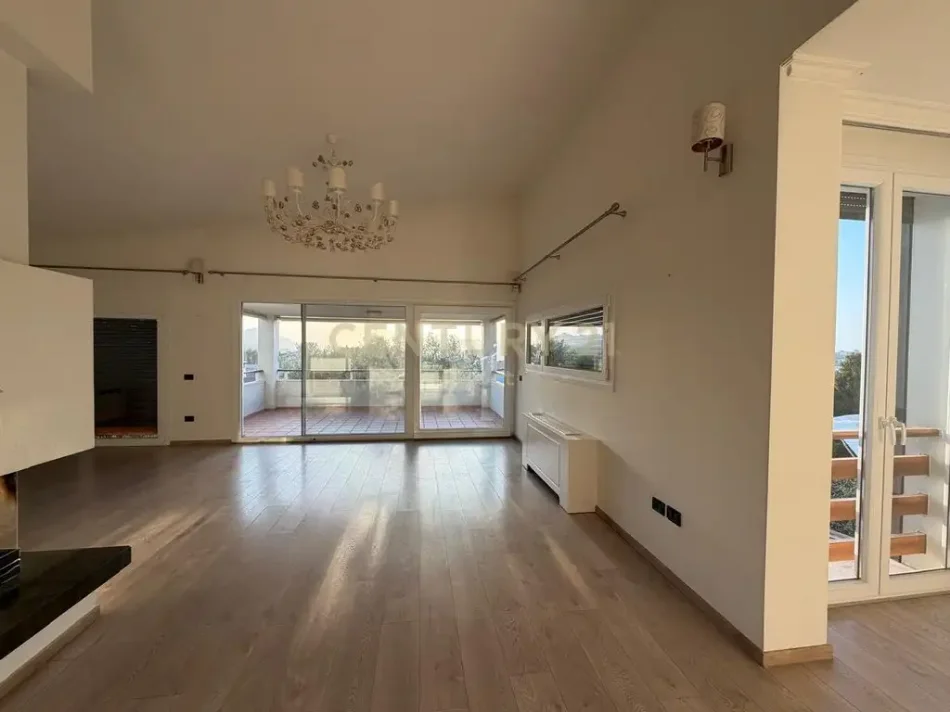 Tirane, jepet me qera Vile 4+1+Aneks+Ballkon , 219 m² 2.500 € (Long Hill Resindence)