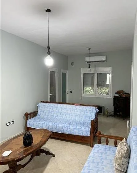 Tirane, jepet me qera Vile Kati 2, 150 m² 500 € (Rruga Lagjia e Re)