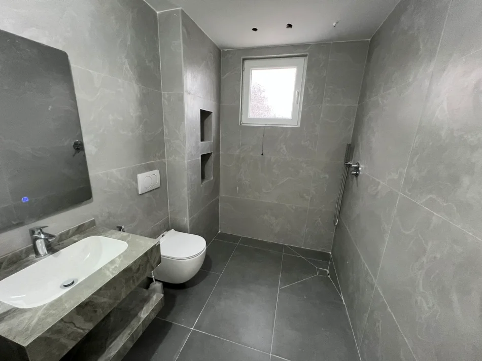 Tirane, jepet me qera Vile Kati 3, 100 m² 65.000 € (Rruga Pano Lulo)