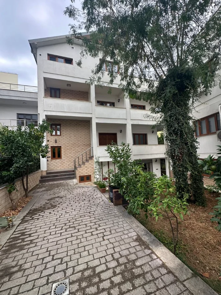 Tirane, jepet me qera Vile Kati 4, 135 m² 2.500 € (Vilat Gjermane)