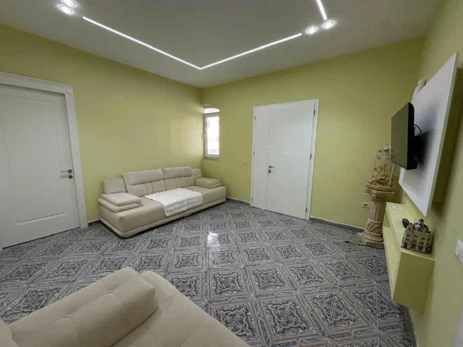 Tirane, jepet me qera Vile Vile 2 Katshe Kati 2, 150 m² 1.000 € (Ish Dogana)