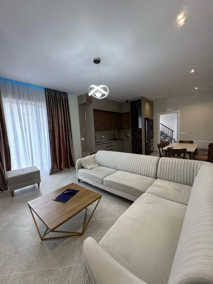 Tirane, jepet me qera Vile Vile 2 Katshe Kati 2, 200 m² 1.300 € (Rruga e Vilave)