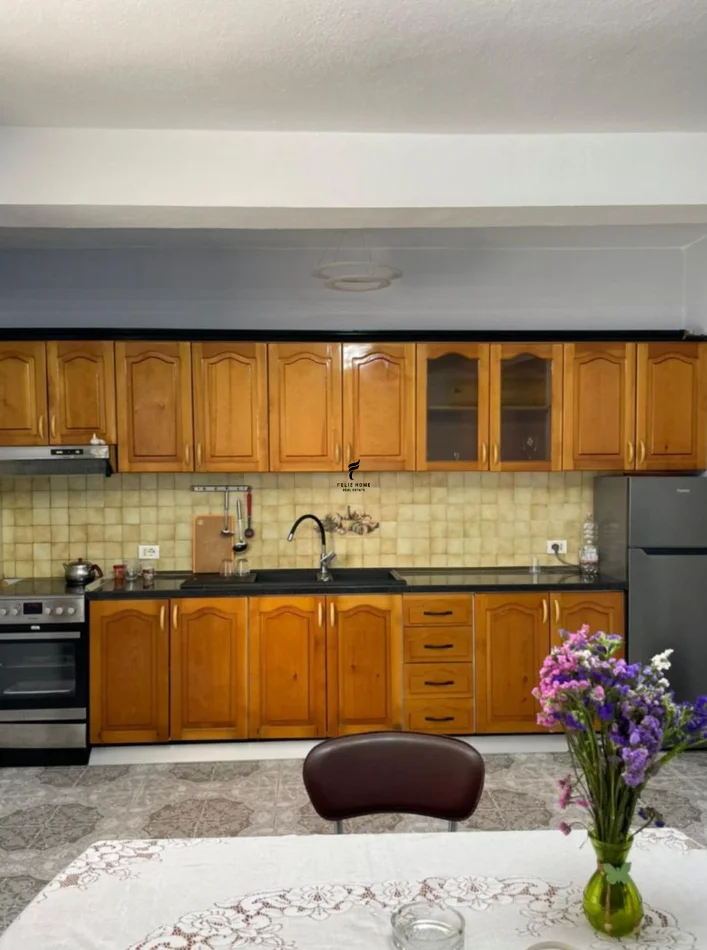 Tirane, jepet me qera Vile Vile 3 Katshe , 272 m² 2.000 € (DON BOSKO)