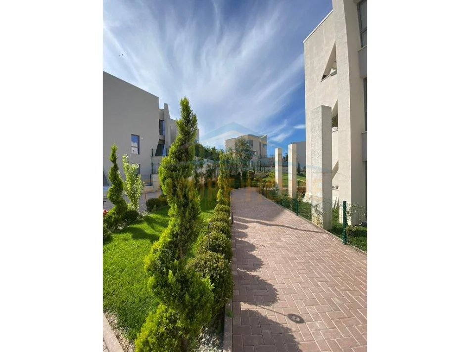 Tirane, jepet me qera Vile Vile 3 Katshe , 372 m² 250.000 € (Liqeni i thate)