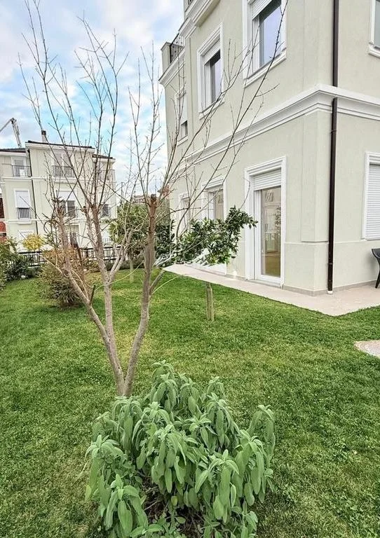 Tirane, jepet me qera Vile Vile 3 Katshe Kati 0, 250 m² 2.500 € (TEG)