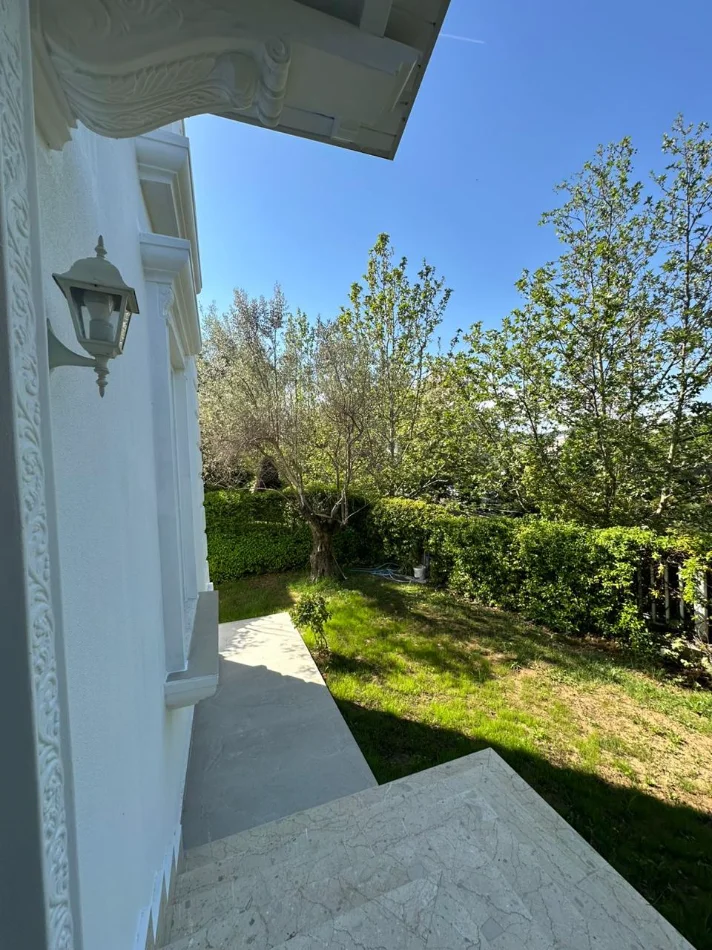 Tirane, jepet me qera Vile Vile 3 Katshe Kati 0, 300 m² 2.500 € (Teg)