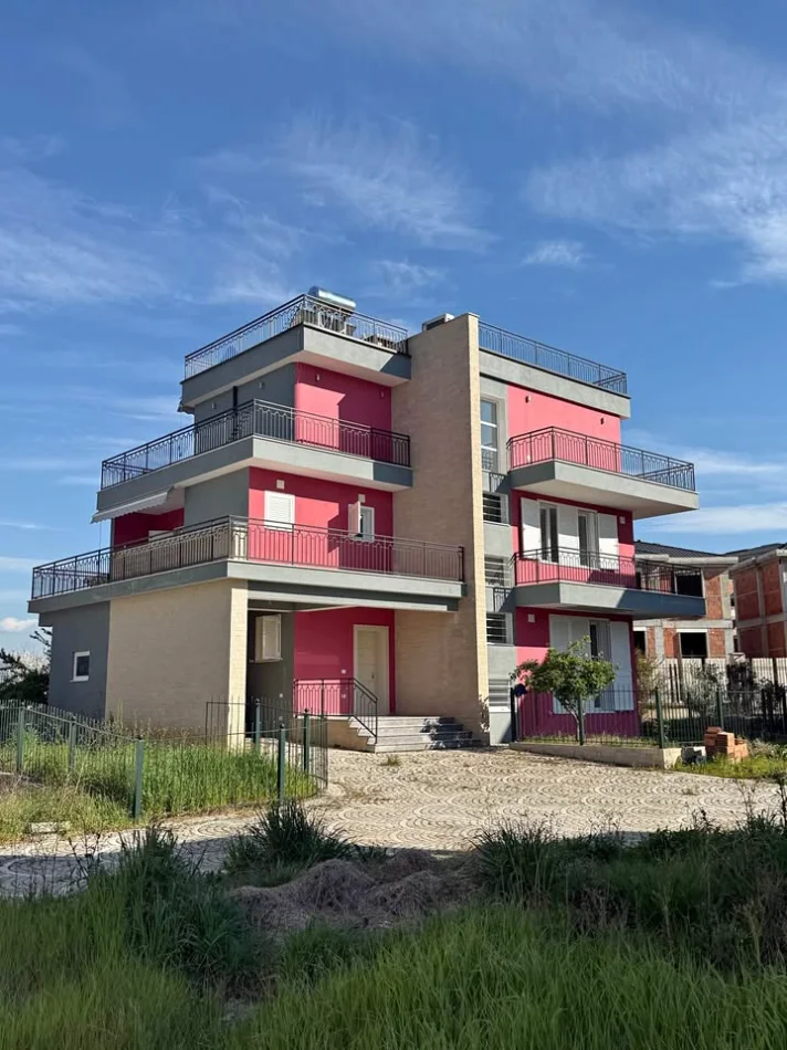 Tirane, jepet me qera Vile Vile 3 Katshe Kati 3, 722 m² 2.200 € (Rruga Seit Bathorja)