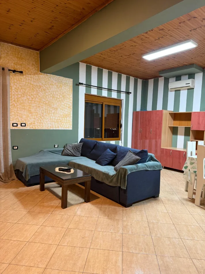 Tirane, jepet me qera apartament 1+1 , 380 € (yzberisht)