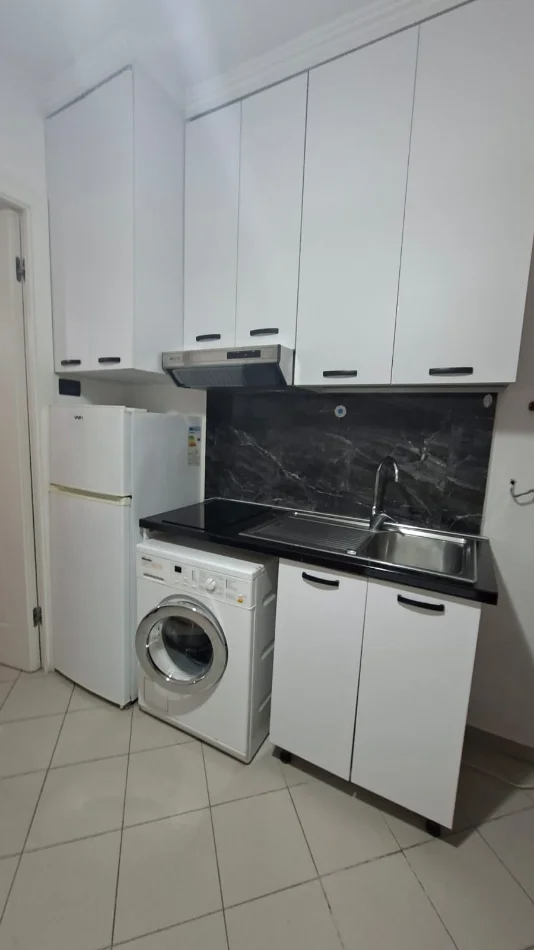 Tirane, jepet me qera apartament 1+1 , 50 m² 300 € (Rruga 5 maji)