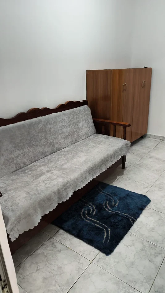 Tirane, jepet me qera apartament 1+1 , 50 m² 400 € (përballë Delijorgjit)