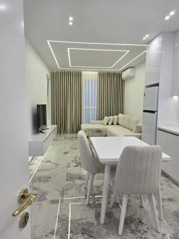 Tirane, jepet me qera apartament 1+1 , 550 € (PASKUQAN)