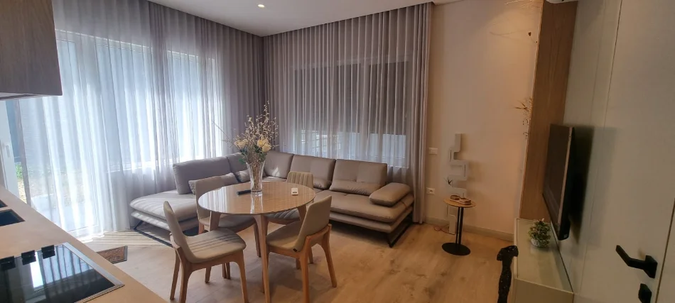 Tirane, jepet me qera apartament 1+1 , 65 m² 900 € (kodra e diellit)