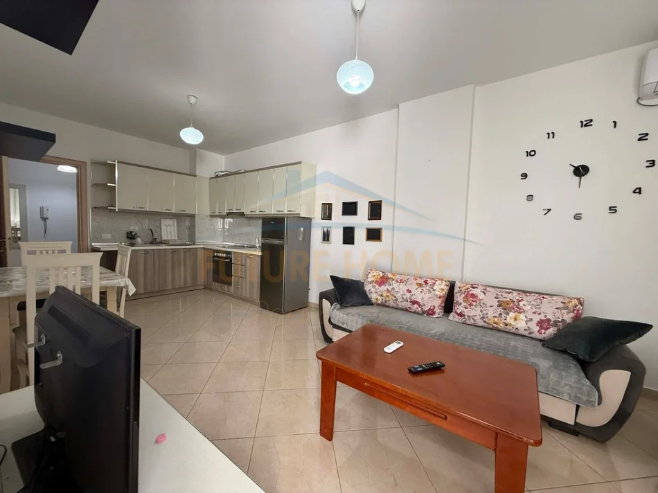 Tirane, jepet me qera apartament 1+1 , 70 m² 420 € (Unaza e Re)