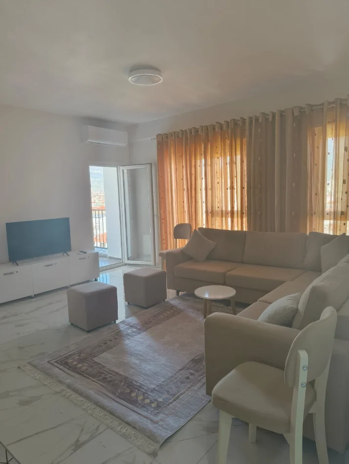 Tirane, jepet me qera apartament 1+1 , 70 m² 550 € (5 MAJI)