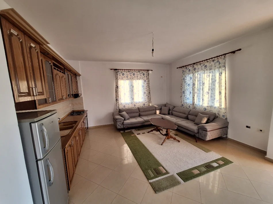 Tirane, jepet me qera apartament 1+1 , 75 m² 370 € (Rruga 