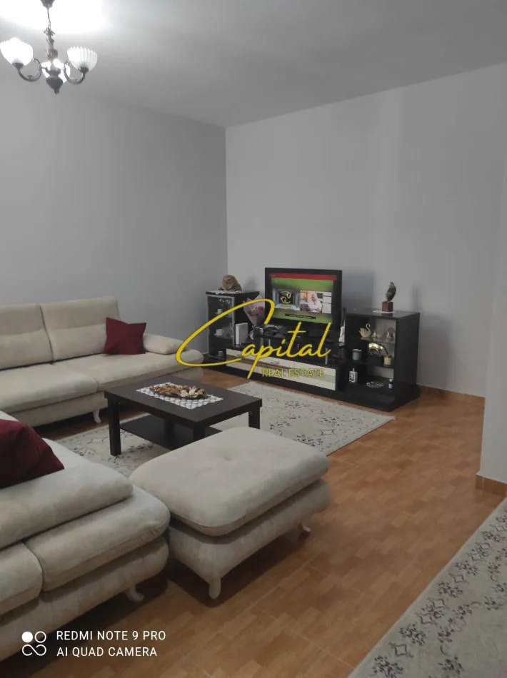 Tirane, jepet me qera apartament 1+1 , 75 m² 450 € (YZBERISHT)