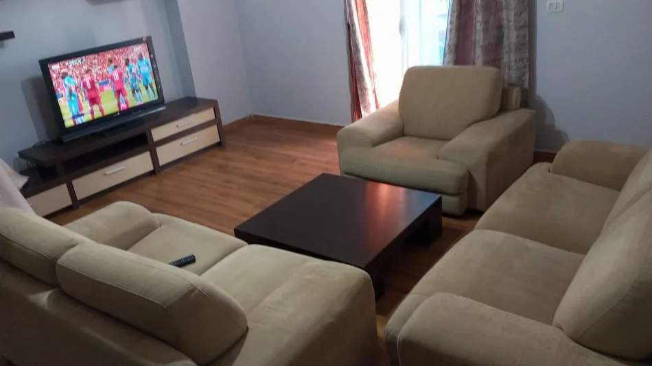 Tirane, jepet me qera apartament 1+1 , 77 m² 500 € (XHAMLLIK)