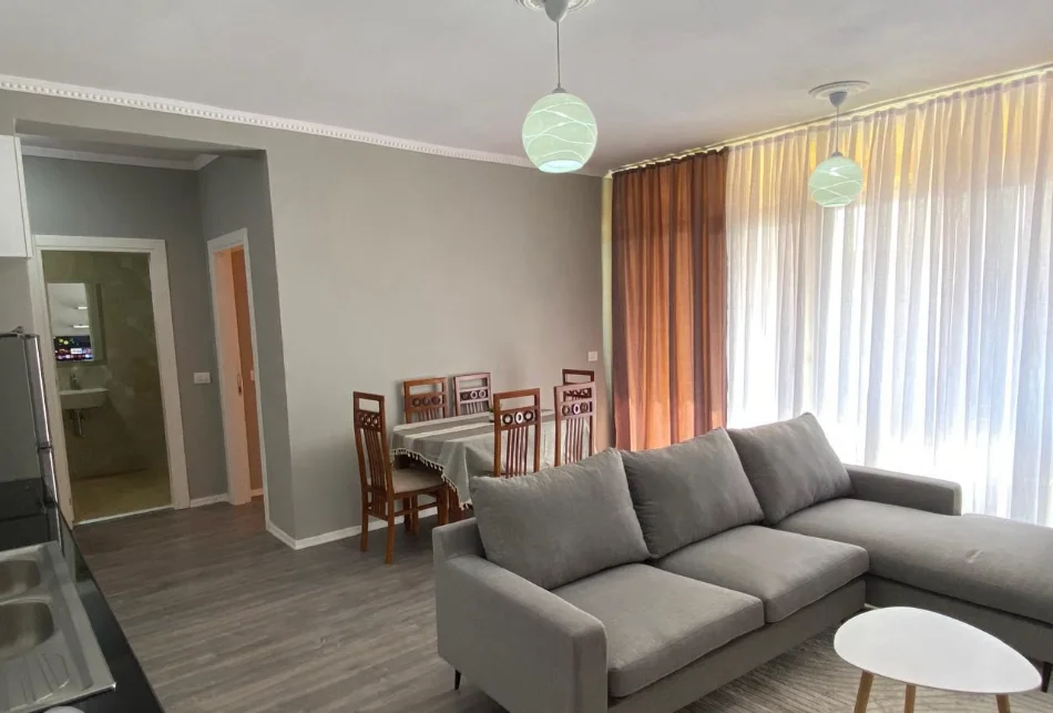 Tirane, jepet me qera apartament 1+1 , 92 m² 450 € (KOMPLEKSI BERMOND)