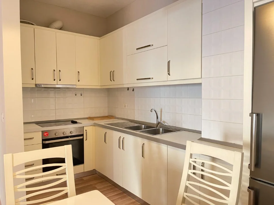 Tirane, jepet me qera apartament 1+1+Aneks+Ballkon , 750 € (kompleksi deliorgji)