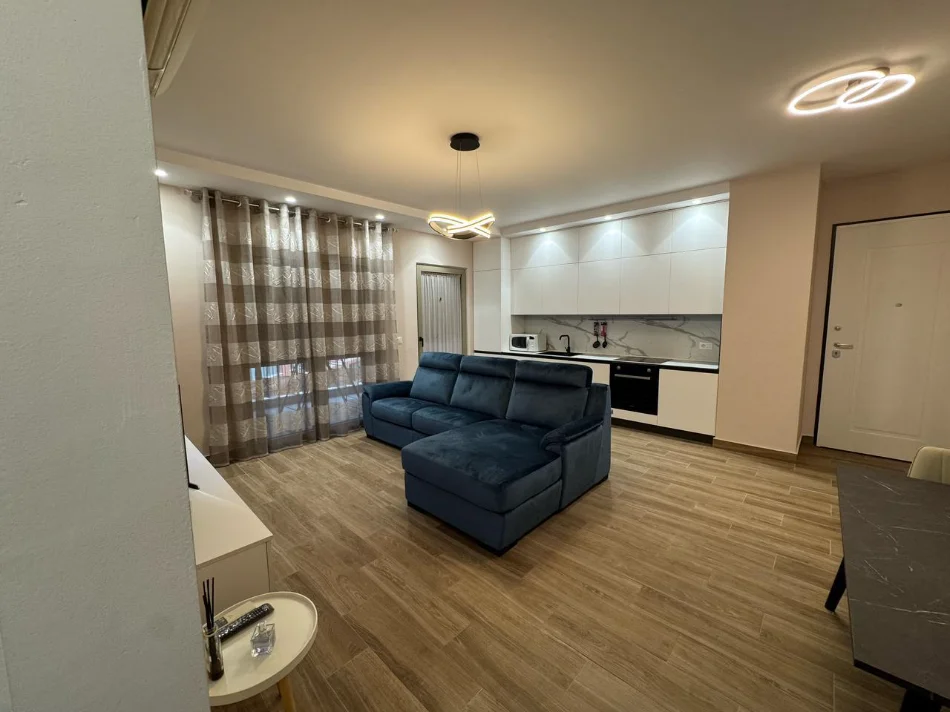 Tirane, jepet me qera apartament 1+1+Aneks+Ballkon , 900 € (kompleksi delijorgji , pallati me shigjeta)