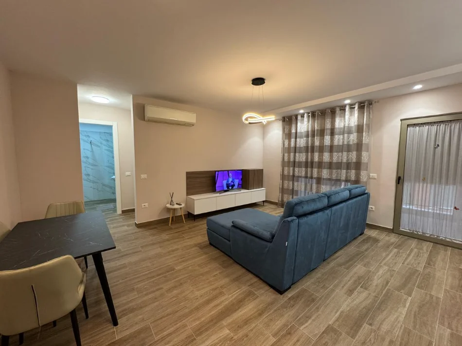 Tirane, jepet me qera apartament 1+1+Aneks+Ballkon , 900 € (rruga e kavajes , 21 dhjetori)