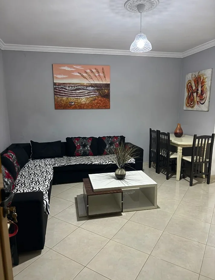 Tirane, jepet me qera apartament 1+1+Aneks+Ballkon Kati 1, 65 m² 400 € (xhamlliku)