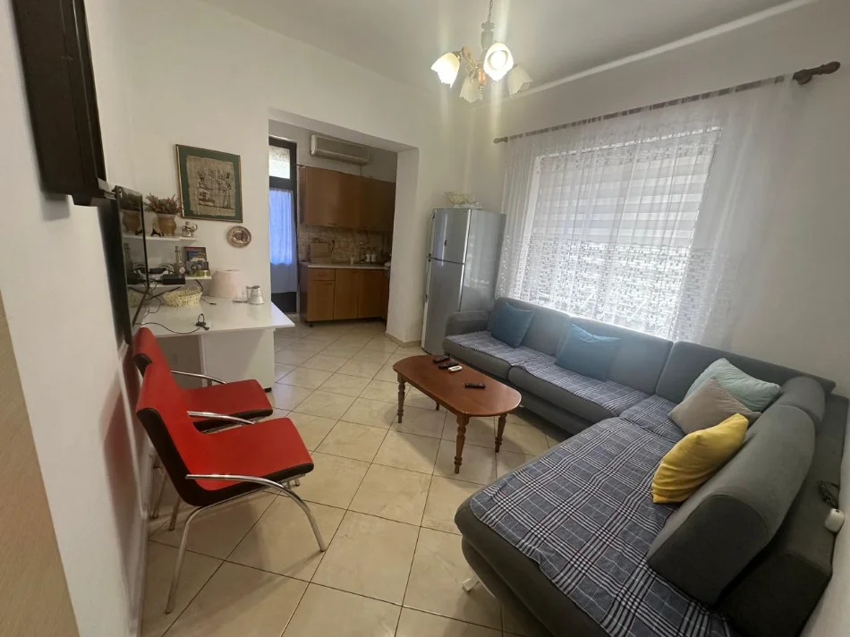 Tirane, jepet me qera apartament 1+1+Aneks+Ballkon Kati 2, 75 m² 550 € (Rruga e Barrikadave)