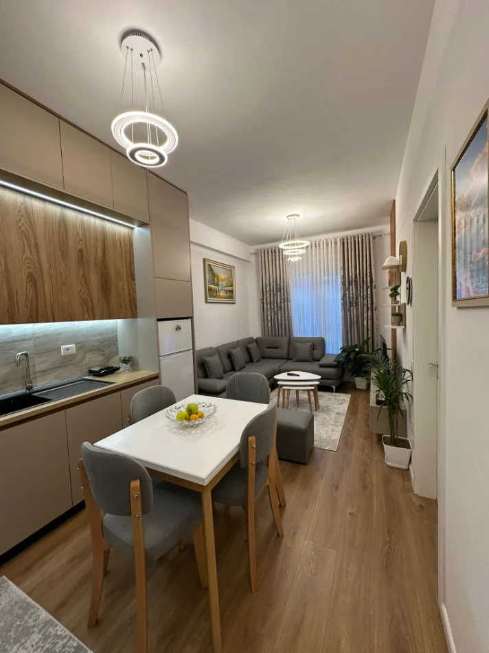 Tirane, jepet me qera apartament 1+1+Aneks+Ballkon Kati 3, 60 m² 450 € (rruga ali demi)