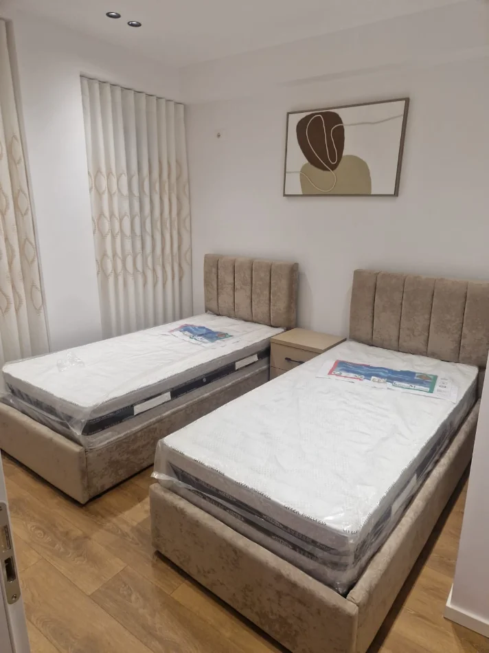 Tirane, jepet me qera apartament 1+1+Aneks+Ballkon Kati 3, 62 m² 700 € (Rruga Myslym Shyri)