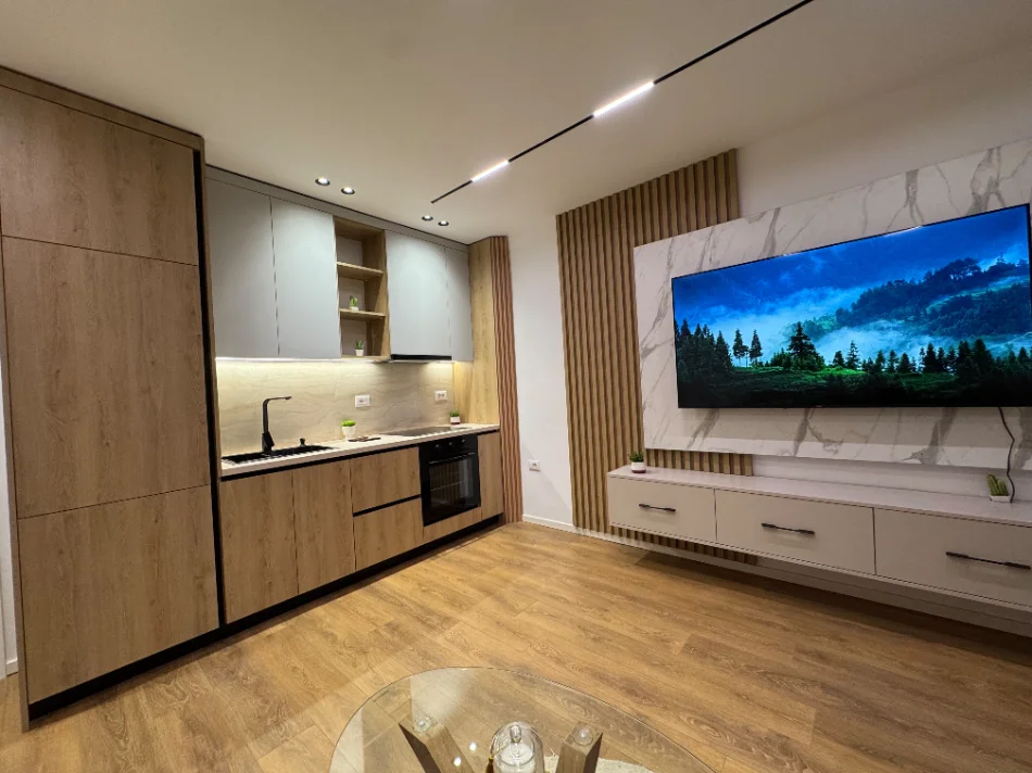 Tirane, jepet me qera apartament 1+1+Aneks+Ballkon Kati 3, 62 m² 700 € (ish parku i autobusave)