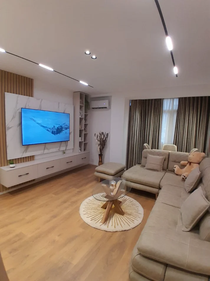 Tirane, jepet me qera apartament 1+1+Aneks+Ballkon Kati 3, 62 m² 700 € (rruga e kavajes , 21 Dhjetori)