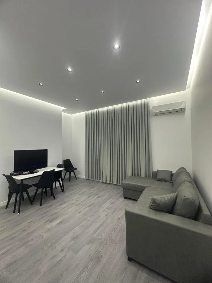 Tirane, jepet me qera apartament 1+1+Ballkon , 65 m² 700 € (Te big marketi)