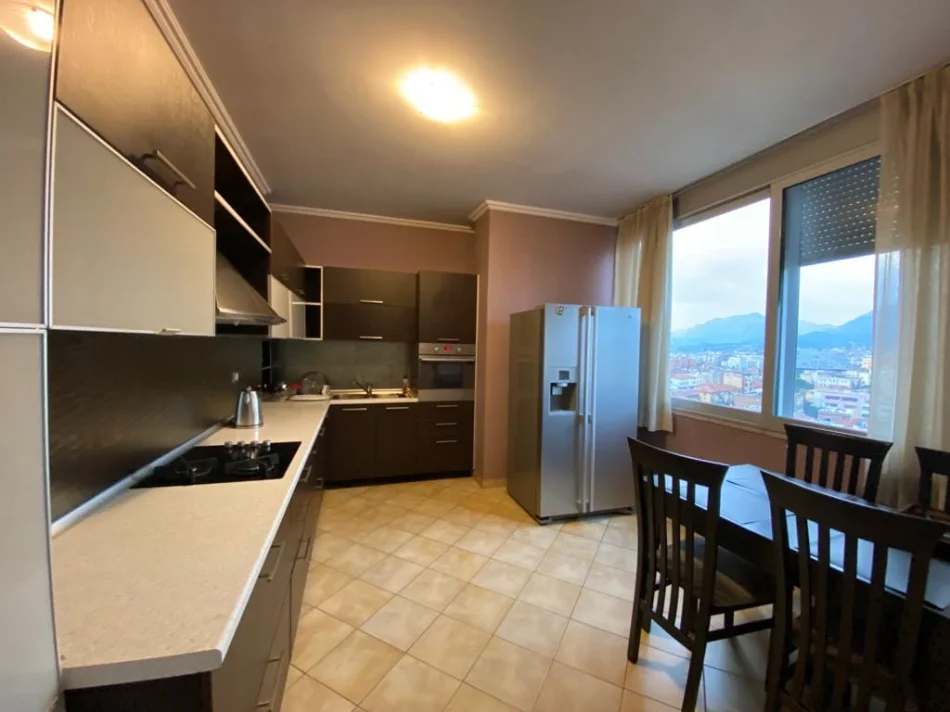 Tirane, jepet me qera apartament 1+1+Ballkon Kati 11, 90 m² 650 € (Rruga e Dibres)