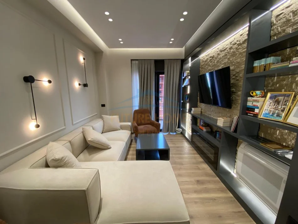 Tirane, jepet me qera apartament 1+1+Ballkon Kati 12, 75 m² 900 € (Garden Building)