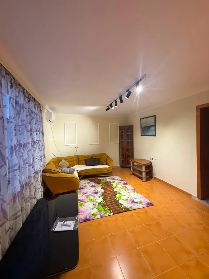 Tirane, jepet me qera apartament 1+1+Ballkon Kati 1, 50 m² 425 € (Farke)