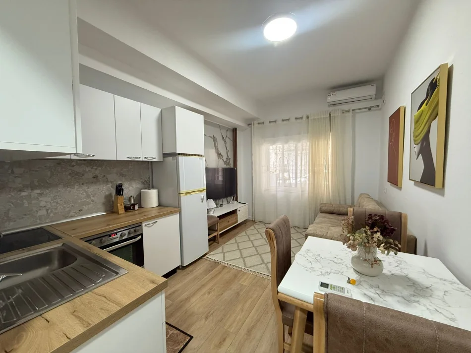 Tirane, jepet me qera apartament 1+1+Ballkon Kati 1, 50 m² 600 € (Rruga Margarita Tutulani)