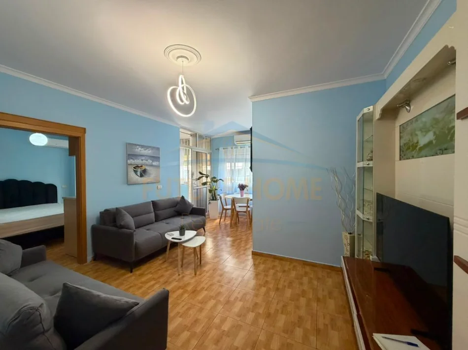 Tirane, jepet me qera apartament 1+1+Ballkon Kati 1, 55 m² 650 € (Rruga e Barrikadave)