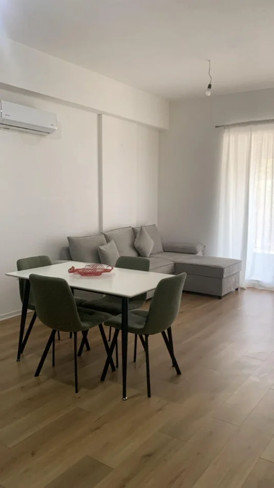 Tirane, jepet me qera apartament 1+1+Ballkon Kati 1, 60 m² 400 € (Kompleksi Kaimi)