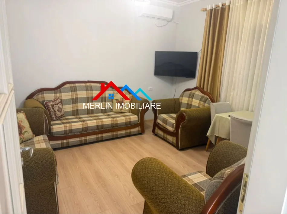Tirane, jepet me qera apartament 1+1+Ballkon Kati 1, 60 m² 435 € (RRUGA KRISTI KONO,PORCELAN)