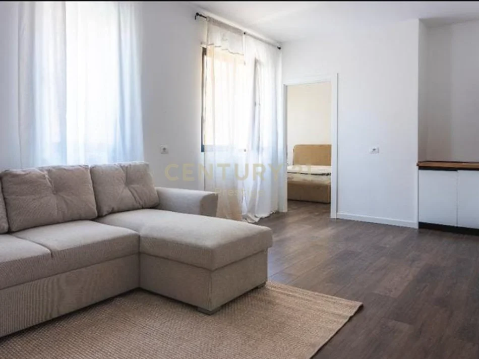 Tirane, jepet me qera apartament 1+1+Ballkon Kati 1, 64 m² 600 € (Stacioni i Trenit)