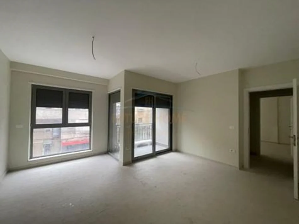 Tirane, jepet me qera apartament 1+1+Ballkon Kati 1, 64 m² 700 € (Rruga Dervish Hekali, Shkolla e Kuqe)