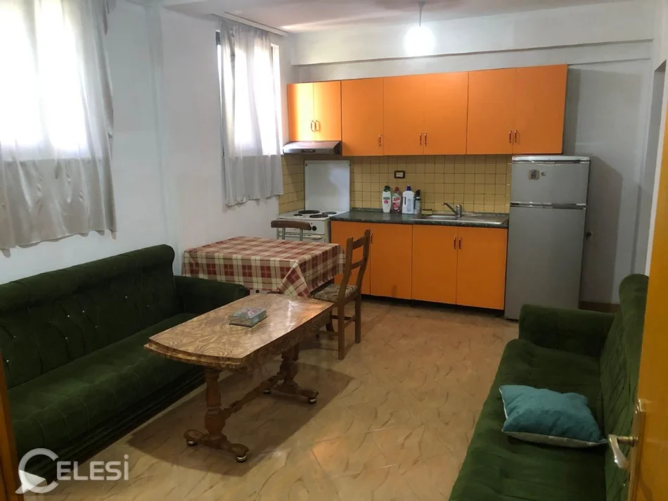 Tirane, jepet me qera apartament 1+1+Ballkon Kati 1, 65 m² 300 € (SHKOLLA E BASHKUAR)