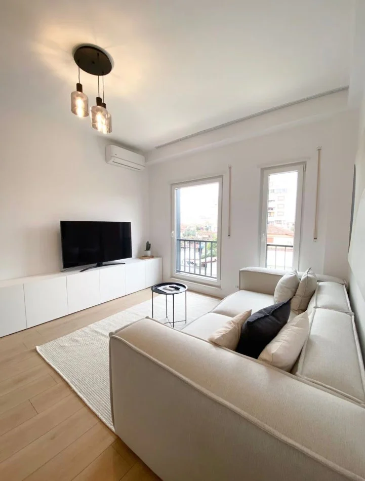 Tirane, jepet me qera apartament 1+1+Ballkon Kati 1, 65 m² 900 € (JORDAN MISJA)