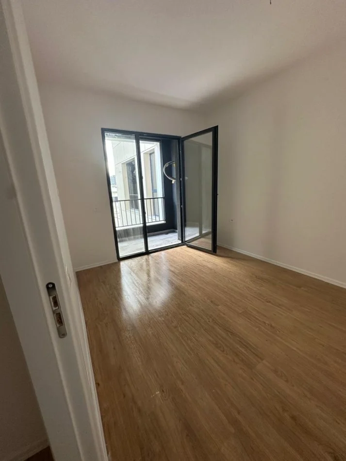 Tirane, jepet me qera apartament 1+1+Ballkon Kati 1, 67 m² 650 € (Rruga Jordan Misja)